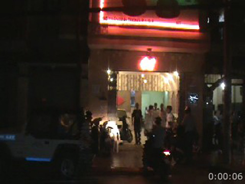Trinh sát đang kiểm tra nhà hàng 98 Trần Bình Trọng