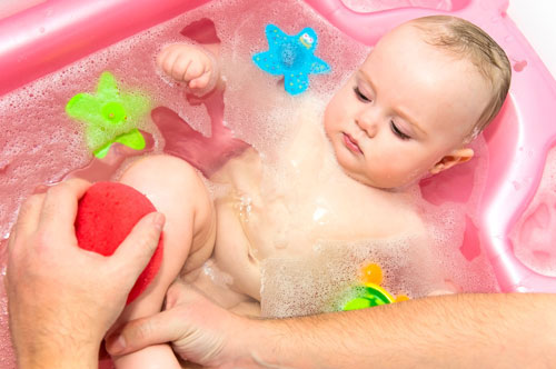 Tránh dùng xà phòng làm khô da hoặc có chứa hương thơm tắm trẻ - Ảnh: Shutterstock