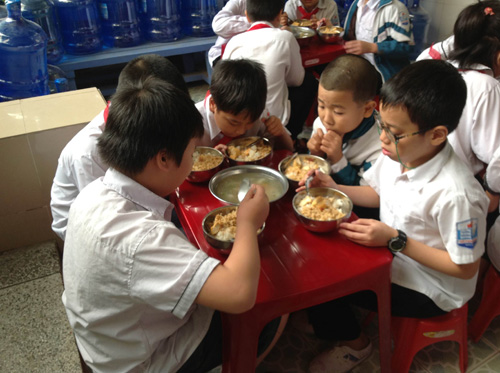Bữa ăn của học sinh trường Hồ Tùng Mậu được phụ huynh đánh giá là đảm bảo dinh dưỡng - d