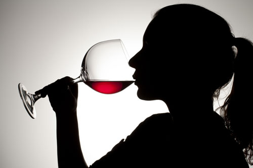 Nghiện rượu vừa tốn tiền vừa hại sức khỏe - Ảnh: Shutterstock