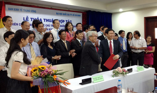 Ông Vương Đình Huệ (bên phải), Ủy viên T.Ư Đảng – Trưởng Ban Kinh tế T.Ư và PGS – TS Phan Thanh Bình - Giám đốc ĐH Quốc gia TP.HCM tại buổi lễ ký kết d