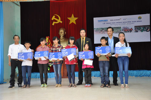 Ông Hải Thành (trái) cùng đại diện các nhà tài trợ trao học bổng cho các em - Ảnh: Mai Thanh Hải