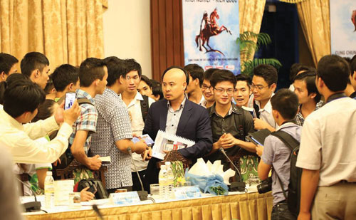 Ông Đặng Lê Nguyên Vũ, Chủ tịch Tập đoàn cà phê Trung Nguyên (giữa) chia sẻ kinh nghiệm thành công với các bạn trẻ tại Ngày hội Sáng tạo vì Khát vọng Việt