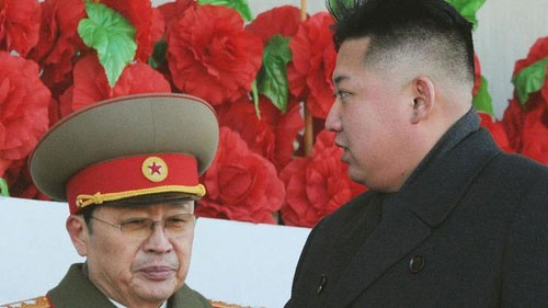 Ông Jang Song-thaek (trái) và lãnh đạo Kim Jong-un tại lễ diễu binh hồi tháng 2.2012 - Ảnh: AFP