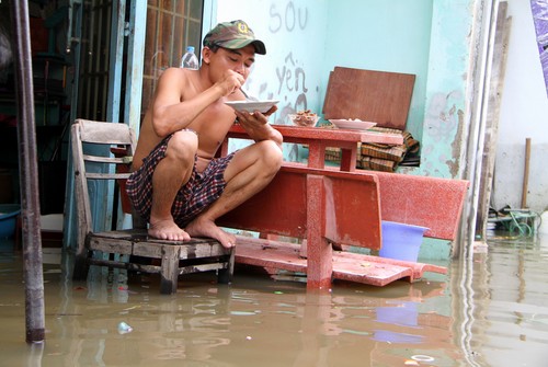 Sống ở giữa đất Sài Gòn mà bữa cơm phải ngồi chổm hổm như nước lụt miền Tây