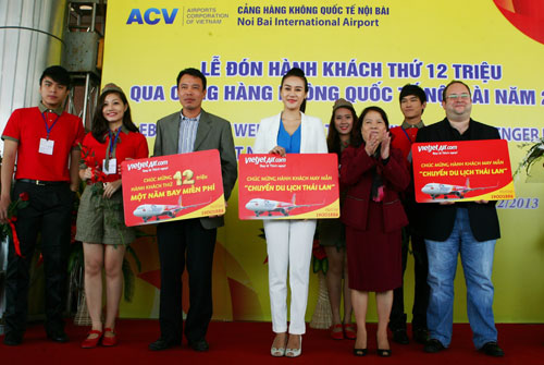 3 hành khách may mắn nhận thưởng tại buổi lễ đón hành khách thứ 12 triệu của Cảng hàng không quốc tế Nội Bài - Ảnh do VietJetAir cung cấp