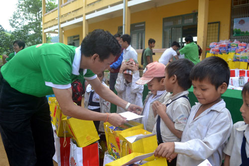 Đại diện Interfood trao quà cho học sinh ở H.Sơn Tây - Ảnh: Hiển Cừ