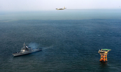 Máy bay tuần tra, tàu chiến Hàn Quốc hoạt động gần bãi đá ngầm Ieodo/Tô Nham Tiêu ngày 2.12 - Ảnh: AFP