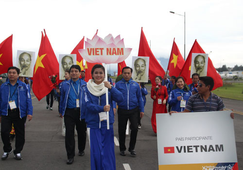 Đoàn đại biểu thanh niên VN diễu hành tại lễ khai mạc - Ảnh: Đăng Nguyên