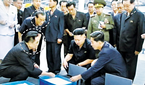 Các ông Ri Yong-ha (ngồi bên trái), Jang Su-gil (sau ông Ri) và Jang Song-thaek (bìa phải) trong một sự kiện với nhà lãnh đạo Kim Jong-un (ngồi giữa) năm 2012 - Ảnh: Korean Central TV