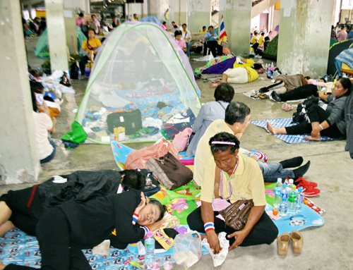 Người biểu tình dựng trại gần tòa nhà chính phủ Thái Lan - Ảnh: Minh Quang