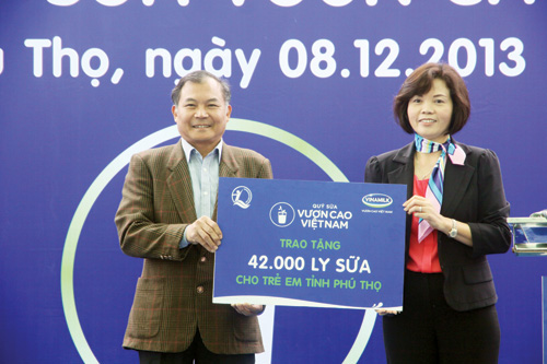 Bà Bùi Thị Hương - Giám đốc đối ngoại Vinamilk - đại diện Quỹ sữa Vươn cao Việt Nam trao tặng bảng tượng trưng 42.000 ly sữa cho trẻ em tỉnh Phú Thọ - Ảnh: Hoa Quỳnh