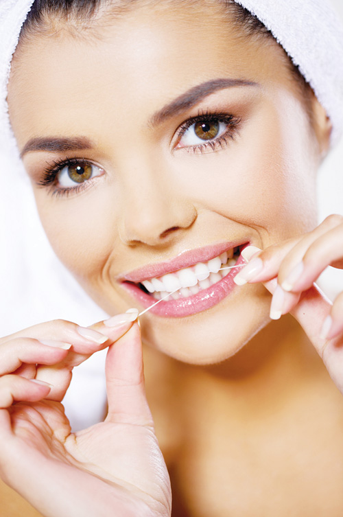 Dùng chỉ nha khoa tốt cho răng - Ảnh: Shutterstock