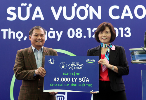 Bà Bùi Thị Hương – Giám Đốc Đối Ngoại Vinamilk đại diện Quỹ sữa Vươn cao VN trao tặng 42 ngàn ly sữa cho trẻ em tỉnh Phú Thọ