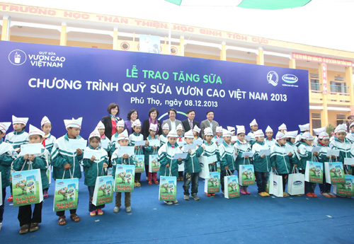 Hơn 33 ngàn ly sữa đã được trao tặng cho trẻ em nghèo tại xã Đồng Lương, Cẩm Khê, Phú Thọ trong đợt này 2