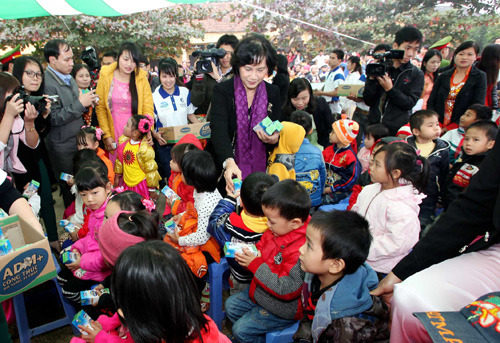 Bà Nguyễn Thị Kim Ngân, Phó Chủ tịch Quốc Hội- Ủy viên Bộ chính trị, Bí thư Trung ương Đảng trao sữa cho trẻ em huyện Cẩm Khê (Phú Thọ)