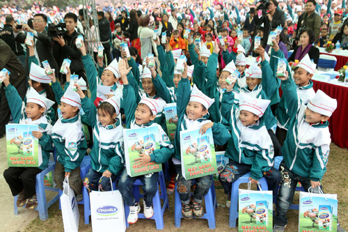 Niềm vui uống sữa của các em bé trên địa bàn xã Đồng Lương, Cẩm Khê, Phú Thọ với hộp sữa Vinamilk vừa được trao tận tay 2