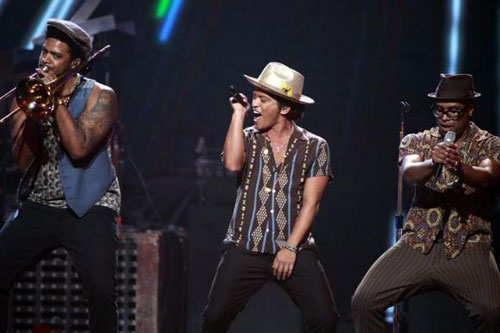 Bruno Mars biểu diễn trong chương trình Liên hoan m nhạc iHeartRadio tại Las Vegas (Nevada, Mỹ) hồi tháng 9.2013 - d