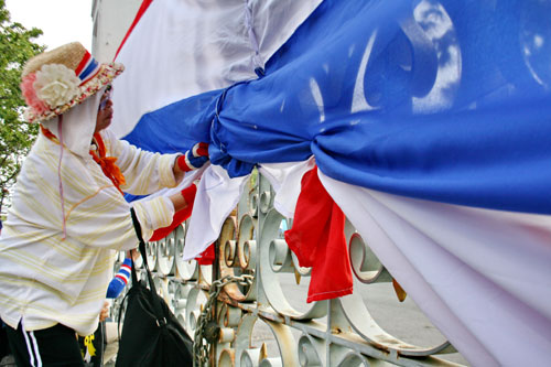 Người biểu tình Thái Lan ‘trang trí’ dinh thủ tướng 1