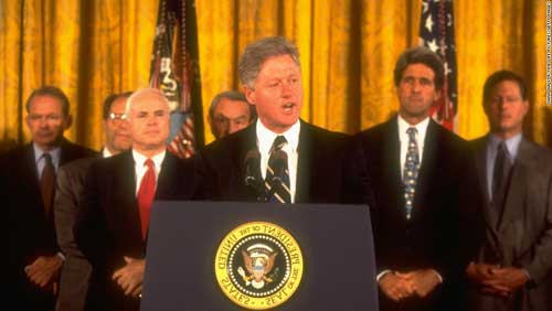 Ông Kerry (phải) cùng ông McCain chứng kiến Tổng thống Bill Clinton thông báo sẽ bình thường hóa quan hệ với VN năm 1995 - Ảnh: CNN