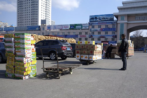 Kiểm tra hàng hóa xuất sang Triều Tiên tại cửa khẩu Đan Đông - Ảnh: AFP d