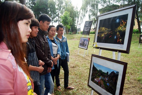 Triển lãm thu hút nhiều sinh viên đến xem 2