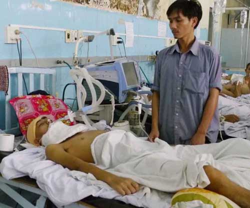 Anh Hiếu đang điều trị tại bệnh viện - Ảnh: Hoàng Trọng