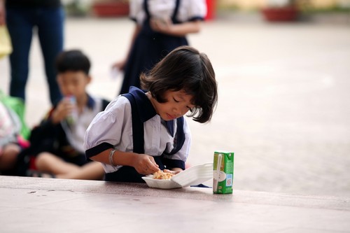Học sinh Trường tiểu học Lê Thị Hồng Gấm (Q.Tân Bình) ăn sáng trong sân trường 2