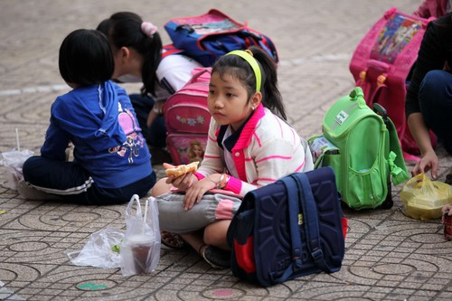 Học sinh Trường tiểu học Lê Thị Hồng Gấm (Q.Tân Bình) ăn sáng trong sân trường 3