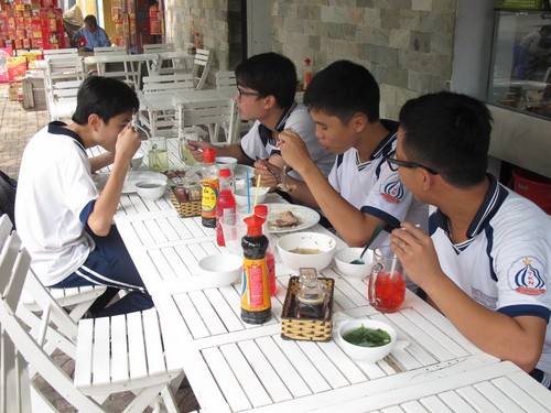 Học sinh Trường THPT Trần Khai Nguyên (Q.5, Tp.HCM) ăn trưa ngoài đường 