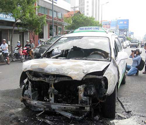 Taxi bốc cháy, 5 người thoát chết