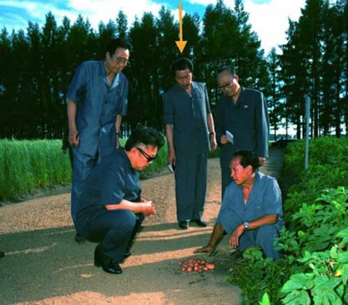 Ông Jang Song-thaek (đứng giữa) cùng ông Kim Jong-il (ngồi, trái) thăm một nông trại trong thập niên 1990 - Ảnh: Wordpress
