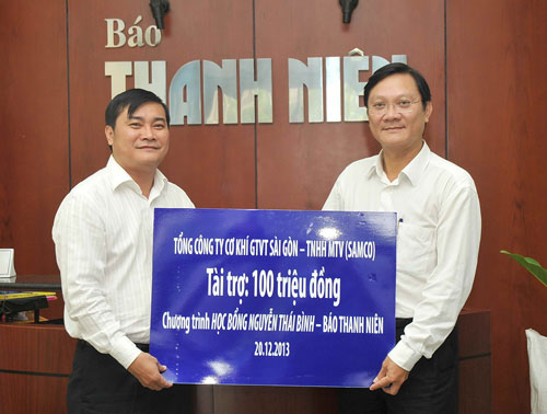 Ông Trần Quốc Toản (phải) trao biểu trưng số tiền cho ông Nguyễn Ngọc Toàn - Ảnh: Diệp Đức Minh