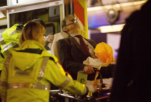 Một nạn nhân được đưa lên xe cấp cứu sau vụ sập trần - Ảnh: AFP