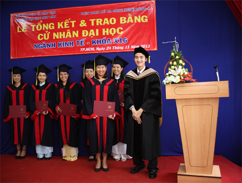 TS. Lê Nguyên Bảo - Phó Hiệu trưởng Đại học Duy Tân phát bằng Tốt nghiệp cho các Tân Cử nhân