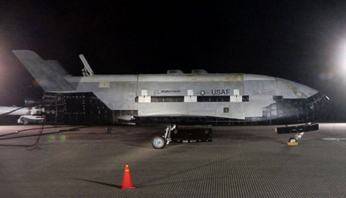 Chiếc X-37B đậu tại căn cứ không quân Vandenberg ở California - Ảnh: Spaceref.com