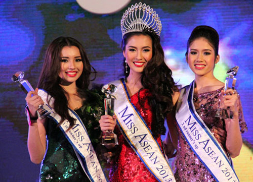 Đại diện Việt Nam cùng hoa hậu người Singapore (ở giữa) và Á hậu 1 đến từ Malaysia (trái)