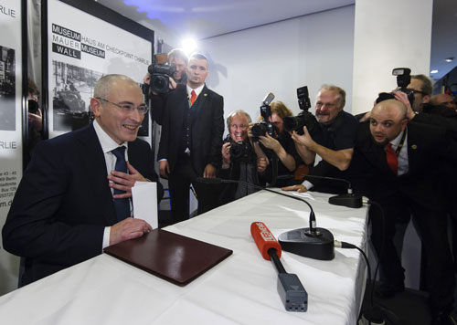 Mikhail Khodorkovsky tại cuộc họp báo ở Berlin hôm qua - Ảnh: AFP