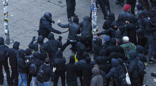 Cảnh sát đụng độ người biểu tình tại Hamburg - Ảnh: Reuters