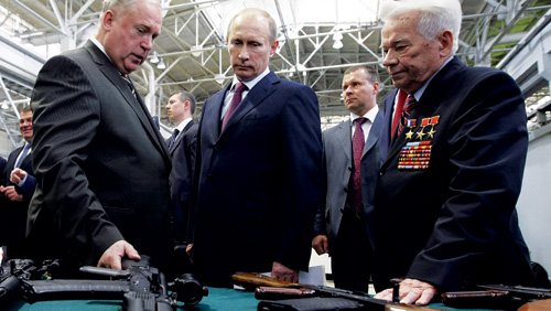 Ông Mikhail Kalashnikov (bìa phải) giới thiệu các mẫu súng trường AK-47 cho Tổng thống Nga Vladimir Putin - Ảnh: itv.com