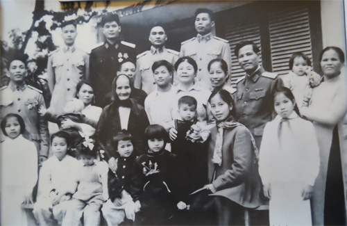 Mẹ Đại tướng Nguyễn Chí Thanh (ở giữa choàng khăn) cùng vợ chồng Đại tướng (thứ 3 và 4, hàng thứ hai từ phải qua) và các con cháu - Ảnh: tư liệu gia đình Đại tướng cung cấp