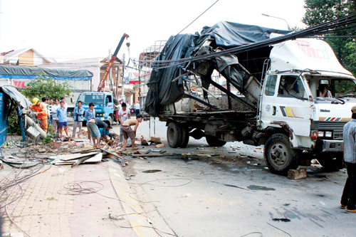 Xe chở m&igrave; g&oacute;i bị lật