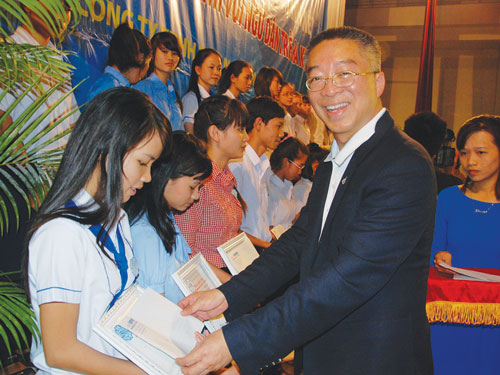Ông Supachai Verapuchong, Tổng giám đốc Công ty Thai Nakorn Patana Việt Nam trao học bổng cho học sinh - Ảnh: Dương Thanh Xuân