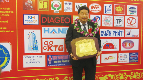 Đại diện Diageo Việt Nam nhận giải thưởng - Ảnh: TL
