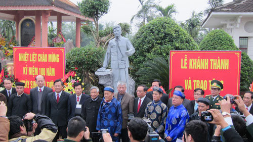 Các đại biểu và nhân dân địa phương chụp hình lưu niệm bên tượng đài Đại tướng Nguyễn Chí Thanh đặt tại khuôn viên Khu lưu niệm Đại tướng Nguyễn Chí Thanh (thôn Niêm Phò, xã Quảng Thọ, H. Quảng Điền)