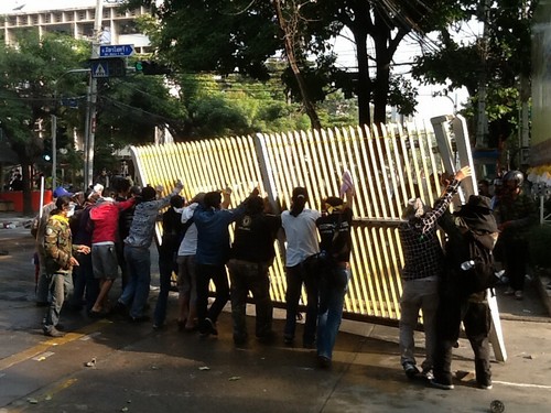 Tiếp tục  đụng độ giữa cảnh và phe biểu tình Thái Lan 5