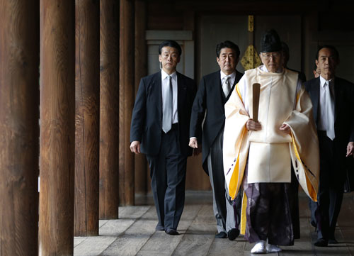 Thủ tướng Abe (thứ 2 từ trái) thăm đền Yasukuni ngày 26.12  - Ảnh: Reuters