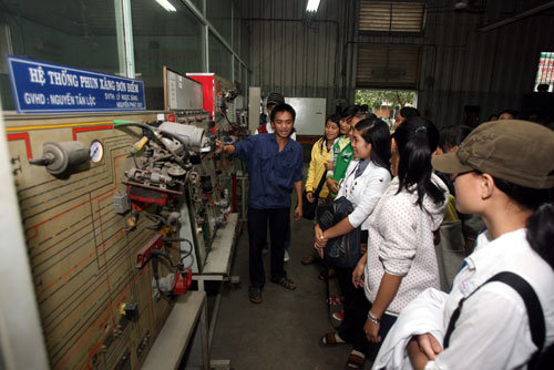 Học sinh Trường THPT Lương Hòa (tỉnh Long An) tham quan, tìm hiểu công tác đào tạo của Trường ĐH Sư phạm kỹ thuật TP.HCM như là một hoạt động hướng nghiệp - Ảnh: Đào Ngọc Thạch