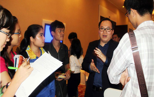 Diễn giả Trần Đăng Khoa, cựu du học sinh Singapore (thứ hai từ phải qua) giao lưu cùng các bạn trẻ - Ảnh: Như Lịch