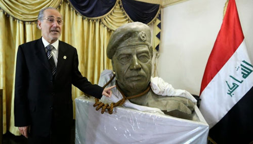Ông Mowaffak al-Rubaie bên bức tượng ông Saddam Hussein cùng sợi dây dùng để treo cổ cựu tổng thống - Ảnh: AFP